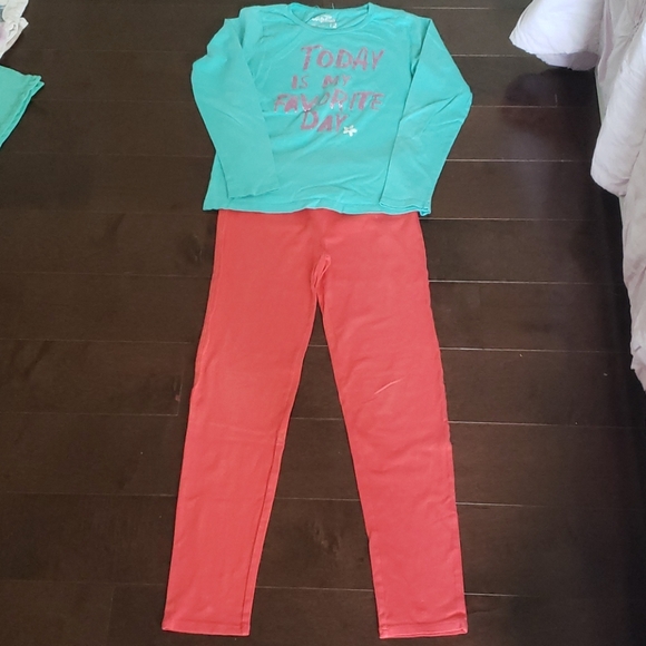 Bundles ofsets of leggings and long sleeves shirts - Picture 2 of 5
